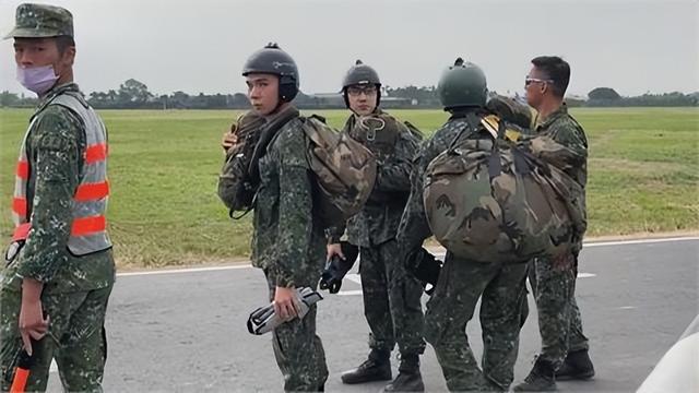 C130密集行动，台岛大规模演练伞降，台媒：疑似新加坡星光部队