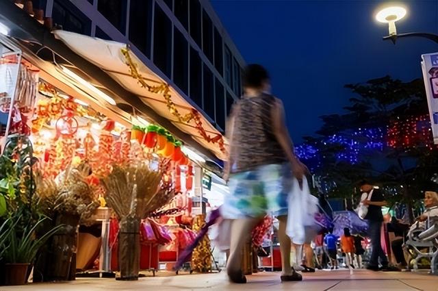 新加坡的圣诞节没有“消费气”，但摘下口罩充满了“烟火气”