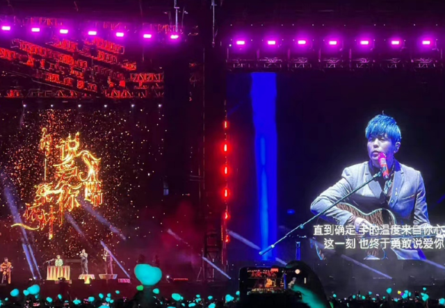 周杰伦在新加坡开演唱会，槽点太多，粉丝：圈钱不反对，别摆烂
