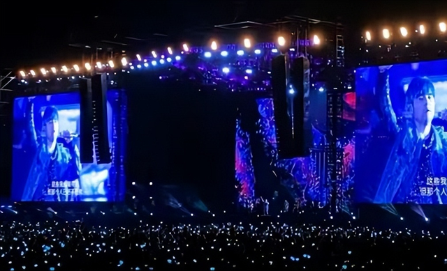 周杰伦新加坡演唱会被骂，迟到早退卖情怀，这些话是可以说的吗？