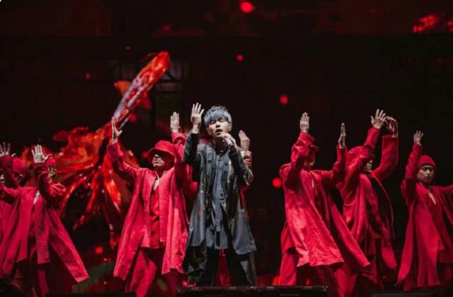 迟到、敷衍、大型划水现场，疫情后周杰伦新加坡演唱会被骂上热搜｜短评