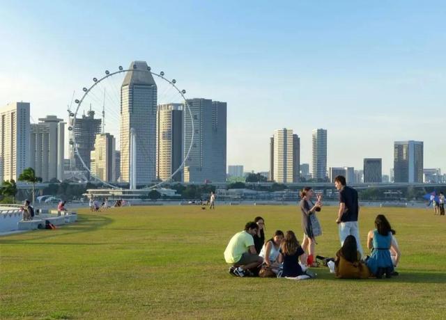 切莫追随国外，还需从长计议，新加坡疫情“躺平”给我们的启示