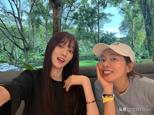 李圣经游新加坡，桌上拿筷子扮鬼脸三连拍，穿黑裙32岁还有娃娃脸