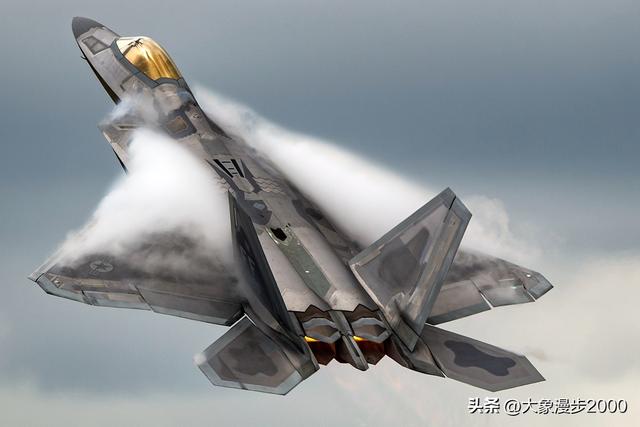 一个过于先进拒绝出口，一个卖到全世界。美国的F-22和 F-35