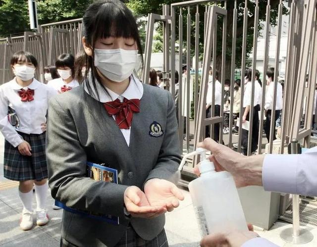 日本彻底放开后，国内感染者暴增死亡率居高不下，老人成了受害者