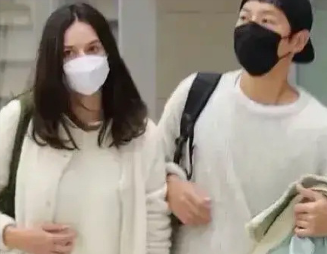 宋仲基新剧烂尾，英国女友神颜曝光疑似怀孕，身高173比美宋慧乔