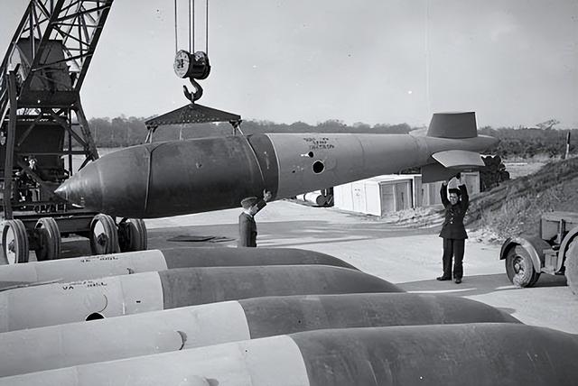 英国为阻止中国收回香港，准备了48颗原子弹，最后为什么收手了？