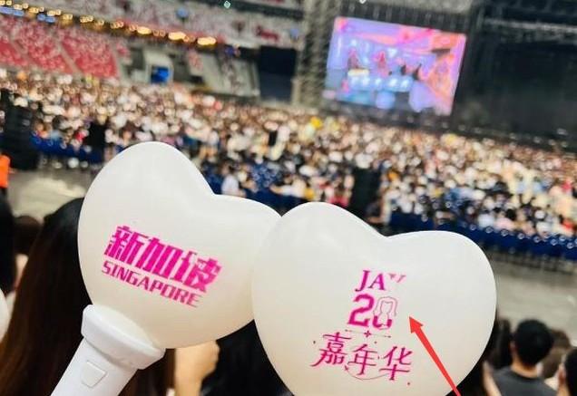 周杰伦新加坡演唱会惹争议，设备差帮唱嘉宾多，迟到早退演出敷衍