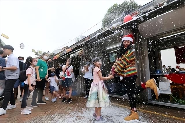 赤道上的新加坡唐人街“下雪了”，今年的圣诞“嗨线图”请查收