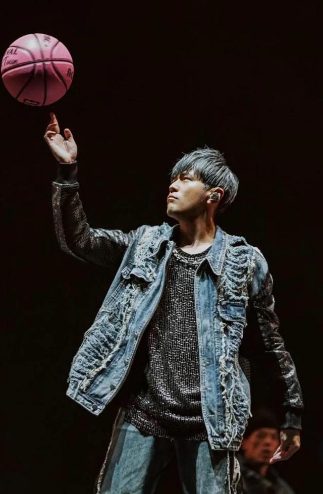 在新加坡舞台上，惊讶地看到“蔡依林”说爱你，全场骚动！