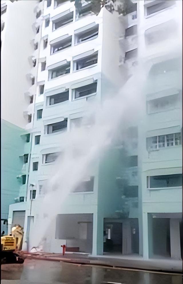 新加坡地下管道破裂如“喷泉”，水柱喷射的高度达6层楼高
