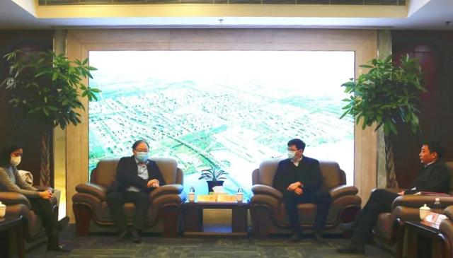 中新集团副总裁纪华胜、新加坡贸工部东北亚司助理司长吴苇琴赴苏锡通园区考察调研