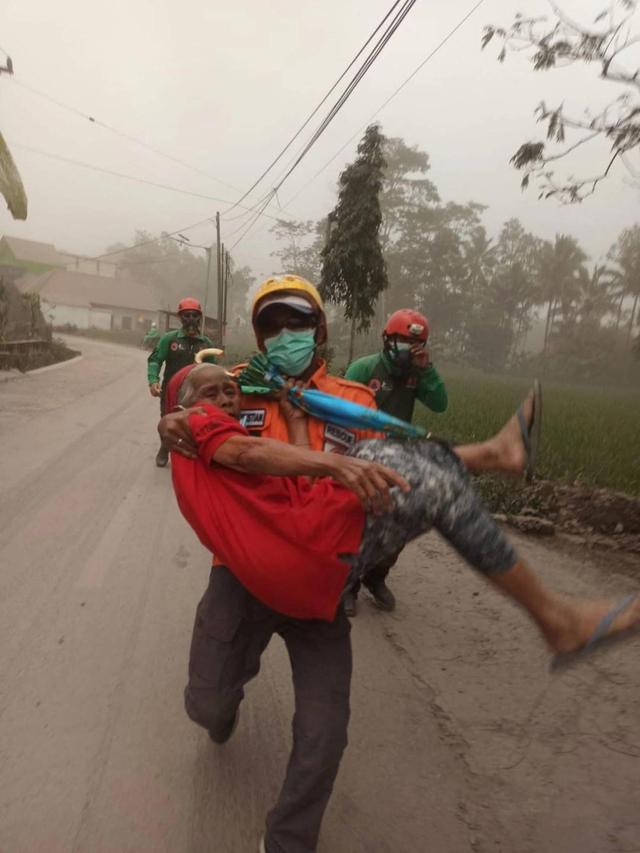 印尼发布塞梅鲁火山爆发最高级别警戒 要求居民勿在火山口8公里范围内活动