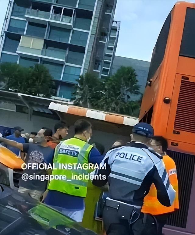新加坡两巴士与一辆汽车相撞致7人紧急送院，最年幼仅3岁