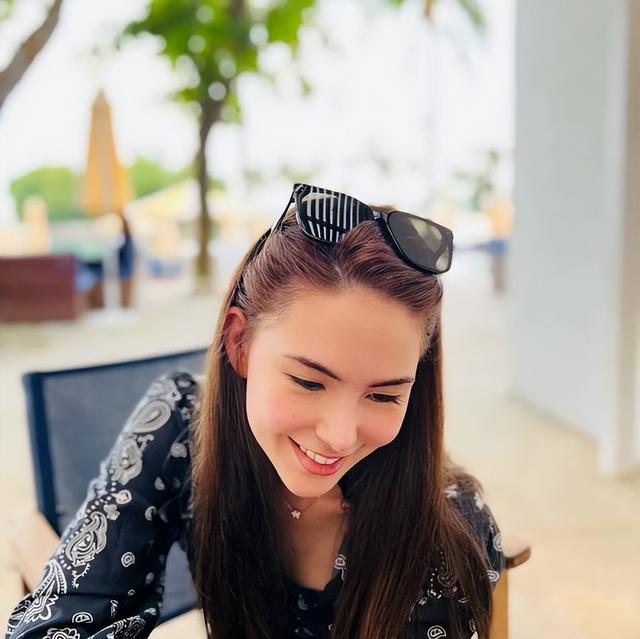 周杰伦昆凌新加坡海边沙滩晒太阳 演唱会前享受片刻宁静