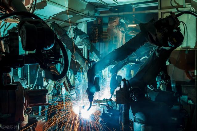 制造业“天选打工人”！我国工业机器人密度首次超过美国