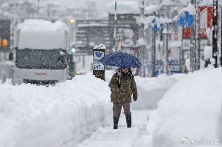 日本多地强降雪致13人死亡 逾万户家庭断电