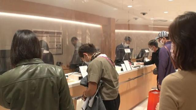 外国游客涌入日本狂购奢侈品！日本店家却感叹：还是得中国客人