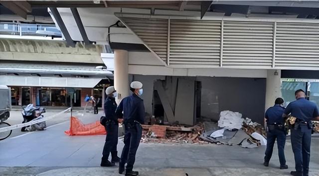 圣诞节当天新加坡地铁站突发坍塌事故，伤者被紧急送院治疗