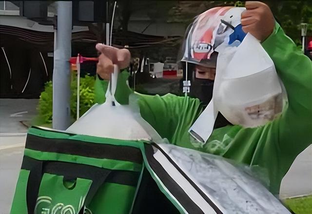 新加坡外卖小哥吐槽：雨中送餐八小时，只有小妹儿打赏2块钱