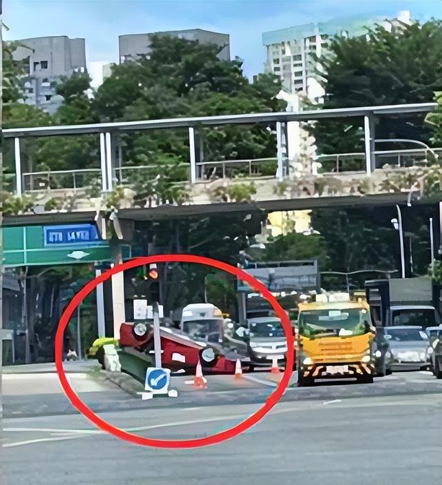 惊悚！新加坡三车相撞，一辆轿车被直接掀翻“仰面朝天”