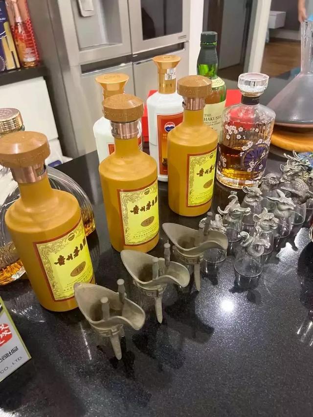 中国富豪在新加坡：天天游艇酒局，饭桌上清一色茅台