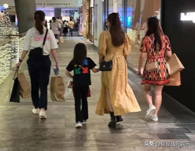昆凌新加坡带女儿逛街被偶遇，看起来胖很多，海瑟薇长得像周杰伦