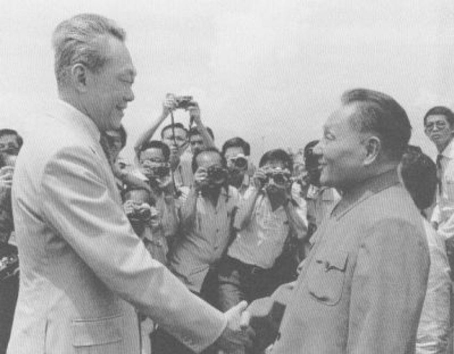 78年时邓小平访问新加坡，李光耀问他：如果你出生在新加坡会怎样