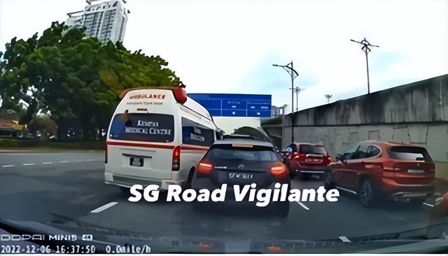 与救护车抢路？新加坡司机被怼惨啦！被嘲没带“脑”出门