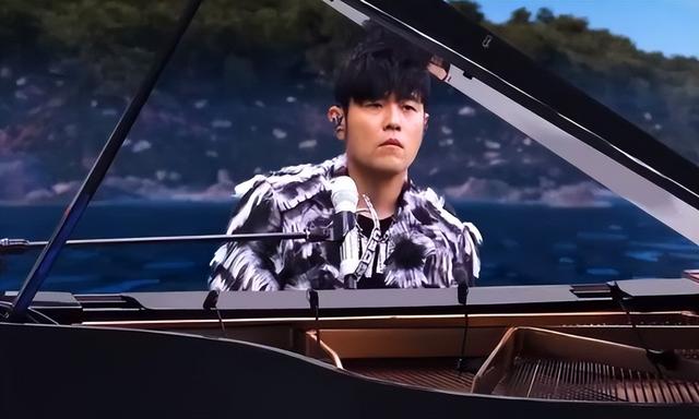 周杰伦新加坡演唱会：开场氛围超级好，孙燕姿和林俊杰送礼物