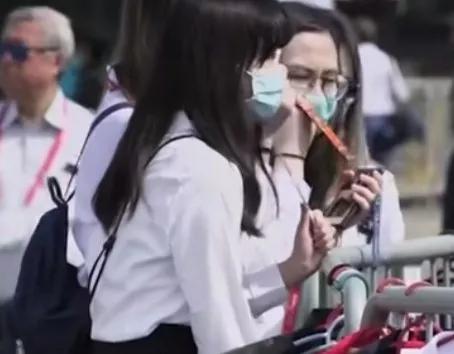 新加坡用了什么方法，在疫情全面放开后，保证了人民的安全？