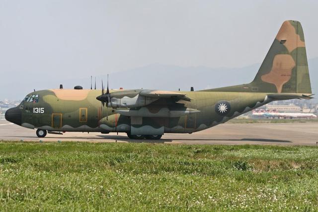 C130密集行动，台岛大规模演练伞降，台媒：疑似新加坡星光部队