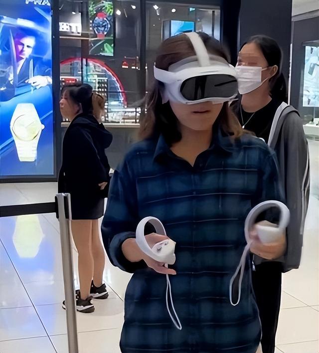 新加坡妹纸商场玩虚拟拳击过度投入，一拳打爆荧幕