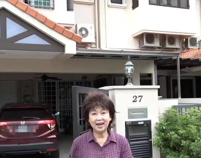 67岁老戏骨定居新加坡买豪宅！脸瘦一圈气色好，自曝片酬曾1千