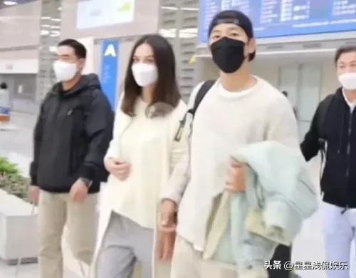 宋仲基新恋情公开，女方是朋友介绍的英国人，俩人去妇产科被偶遇
