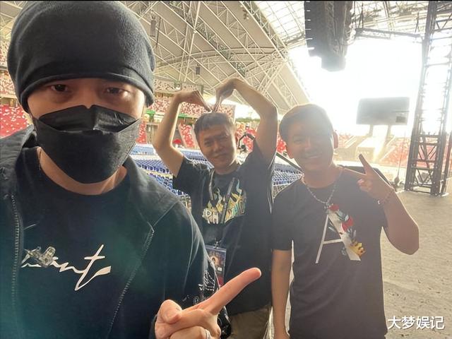 周杰伦新加坡无预警唱“19年前写给蔡依林神曲”网友全听哭了