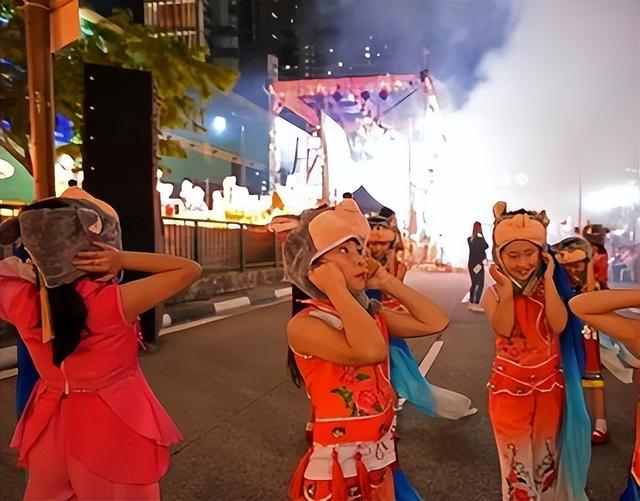 新加坡唐人街三年来首次迎来人潮人海，超nice的新春活动别错过