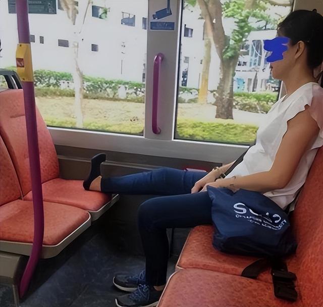 新加坡大妈在巴士亮“黯然销魂脚”被指责，反骂：我伸你家啦
