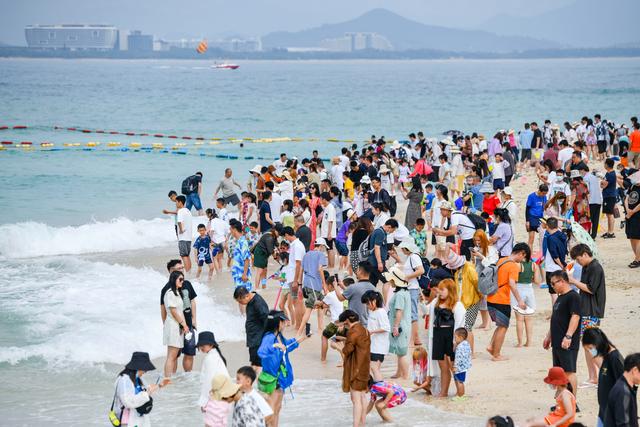 涌入三亚、挤满泰国、冲向西双版纳，春节旅行的人们快乐吗？
