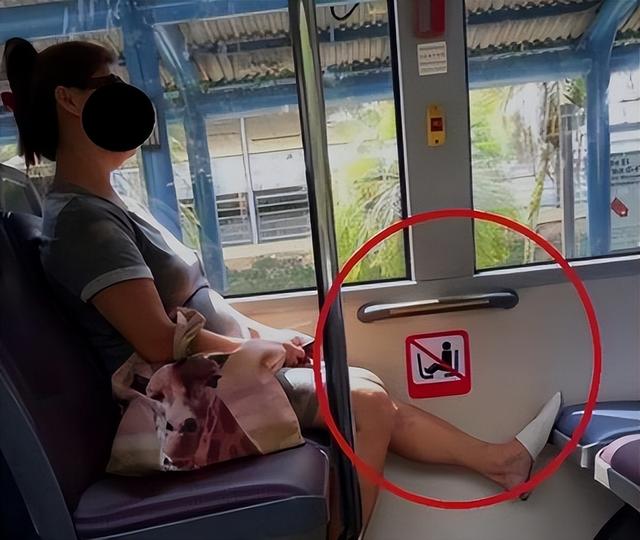 新加坡大妈在巴士亮“黯然销魂脚”被指责，反骂：我伸你家啦