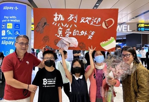 中国开放首日抵新加坡泪崩，“三年多了我终于见到妈妈啦”
