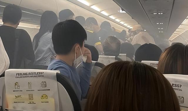 新加坡酷航一航班事故起火！现场曝光！2人受伤186人受影响