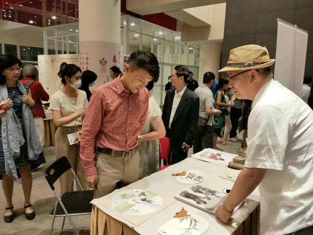 新加坡发展与环境部马炎庆部长光临新加坡国家图书馆春城文化活动