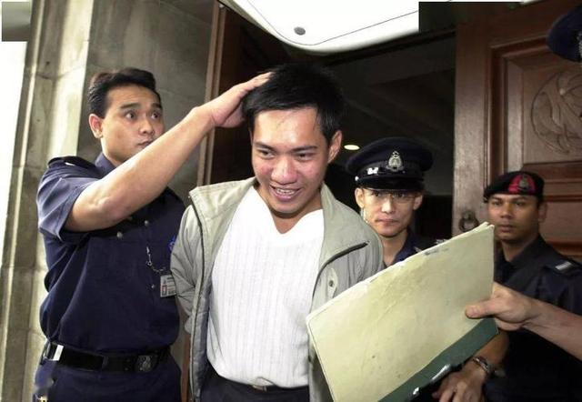 01年，新加坡男子雇凶杀妻，警方调查无果，却因一报纸碎片暴露
