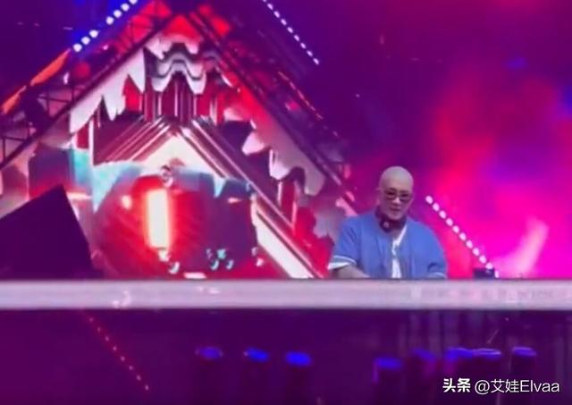 大S老公跑新加坡跨年捞金！53岁穿衬衫卖力表演，台上蹦跳没停过