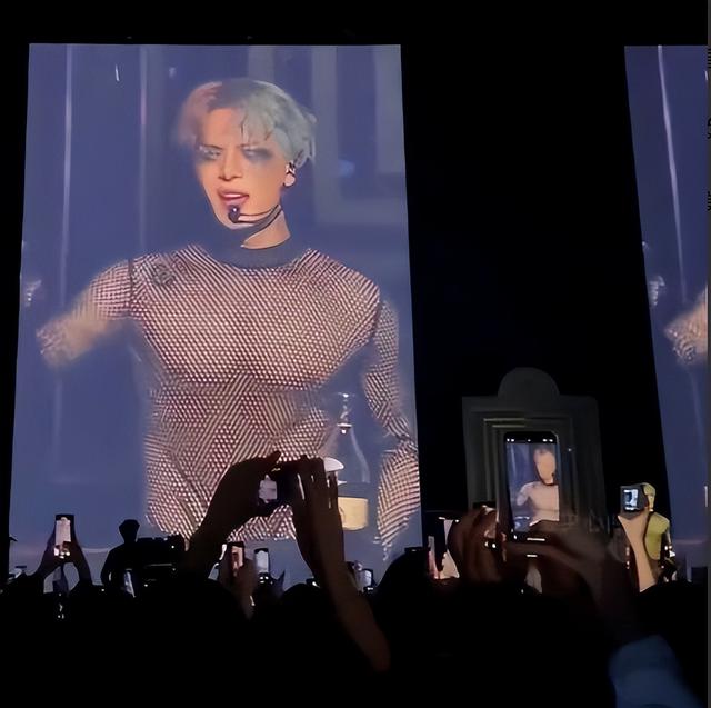 太敢了！王嘉尔在英国演唱会怒怼外媒，却因身穿透视装被吐槽