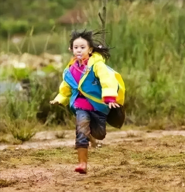 “体二代”田亮女儿森碟参加职业网球比赛，首战对阵新加坡选手