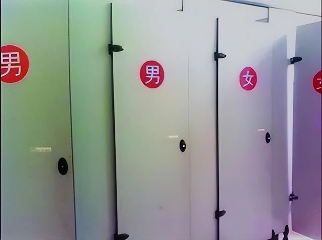 死变态！新加坡男子新年第一天居然选择闯入女厕所非礼！