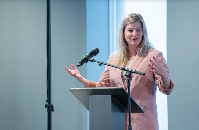 不会草率接受美国对华芯片限制，荷兰为何跟美国唱反调？|京酿馆