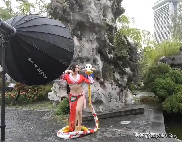 新加坡女孩喜欢玩角色扮演你知道她的一天是怎么度过的吗